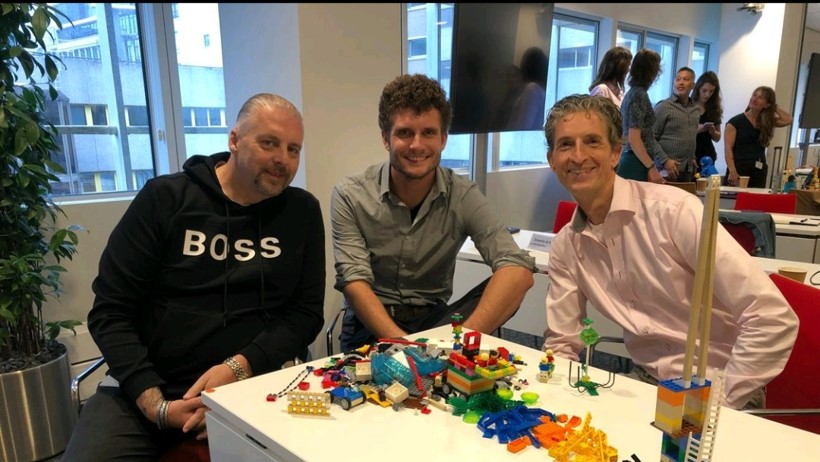 Het team tijdens de Leadership Challenge bezig met een Lego opdracht.